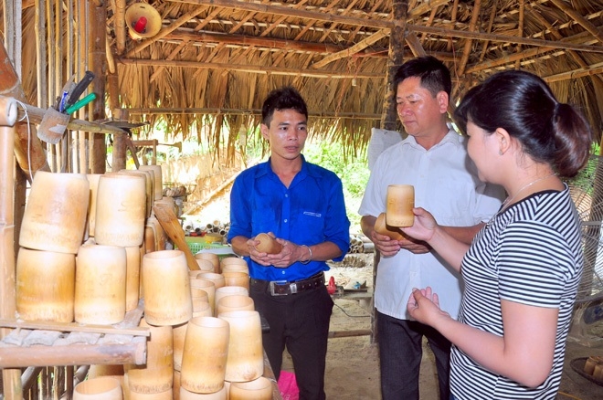 Anh Chẩu Thanh Phương, Giám đốc HTX giới thiệu sản phẩm với khách hàng.