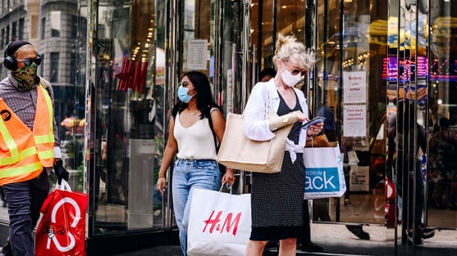 Một cửa hàng H&M đông khách mua sắm tại thành phố New York, Mỹ (Ảnh: Bloomberg)