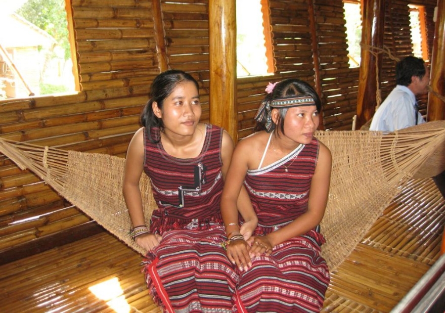 Các cô gái người Châu Mạ ở Tà Lài với trang phục bằng vải dệt thổ cẩm.