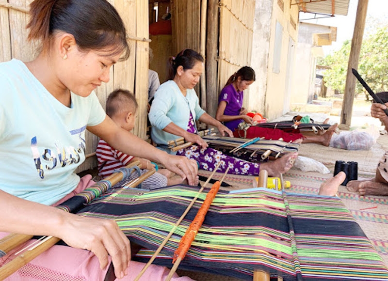 Nhờ xây dựng nông thôn mới đã giúp người Châu Mạ trân trọng, giữ gìn nghề dệt thổ cẩm truyền thống.