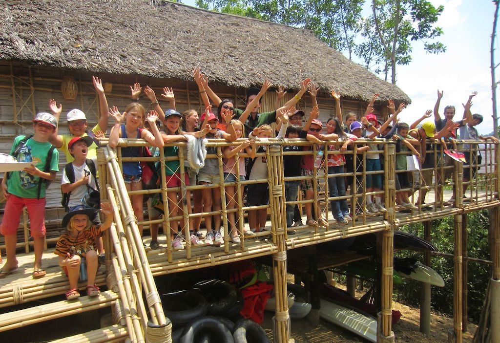 Đông đảo khách du lịch trong nước và quốc tế đến với Tà Lài.