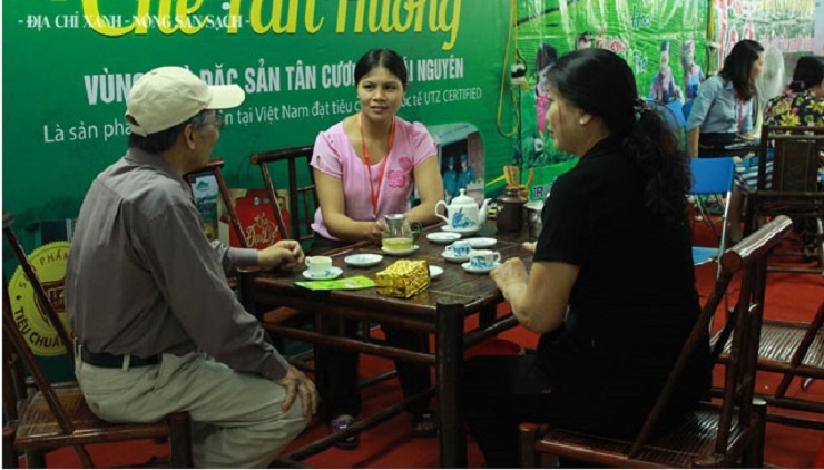HTX chè Tân Hương giới thiệu sản phẩm cho khách hàng trong các buổi hội chợ, triển lãm.