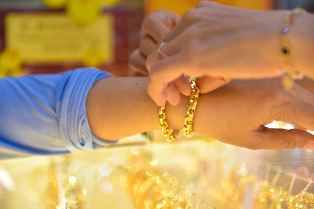 Giá vàng trong nước cao hơn giá vàng thế giới quy đổi khoảng 4,8 triệu đồng/lượng. (Ảnh minh hoạ: Int)