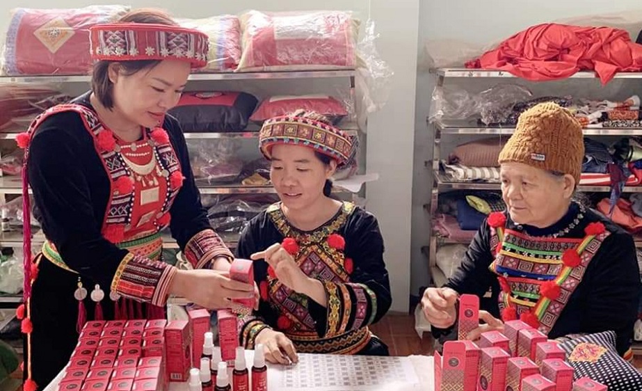 Thành viên HTX Thiên An đang chia sẻ kinh nghiệm sản xuất sản phẩm từ bài thuốc của người Dao.