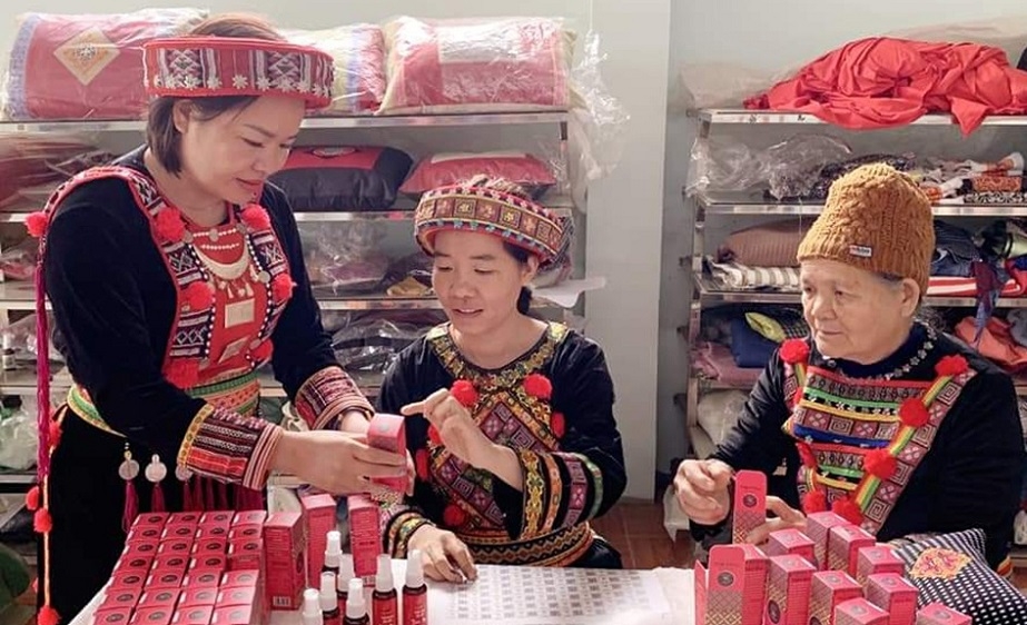 Thành viên HTX Thiên An đang chia sẻ kinh nghiệm sản xuất sản phẩm từ bài thuốc của người Dao.