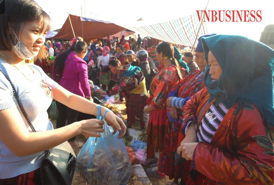 Giao thương buôn bán ở Tùa Chùa đã sầm uất hơn rất nhiều.