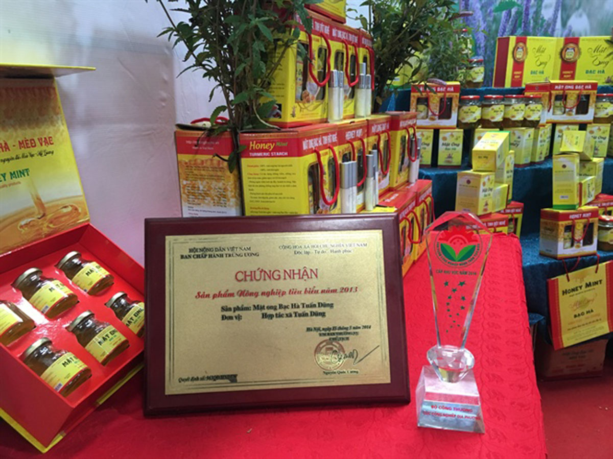 Sản phẩm mật ong bạc hà của HTX Tuấn Dũng được trưng bày tại nhiều hội chợ.