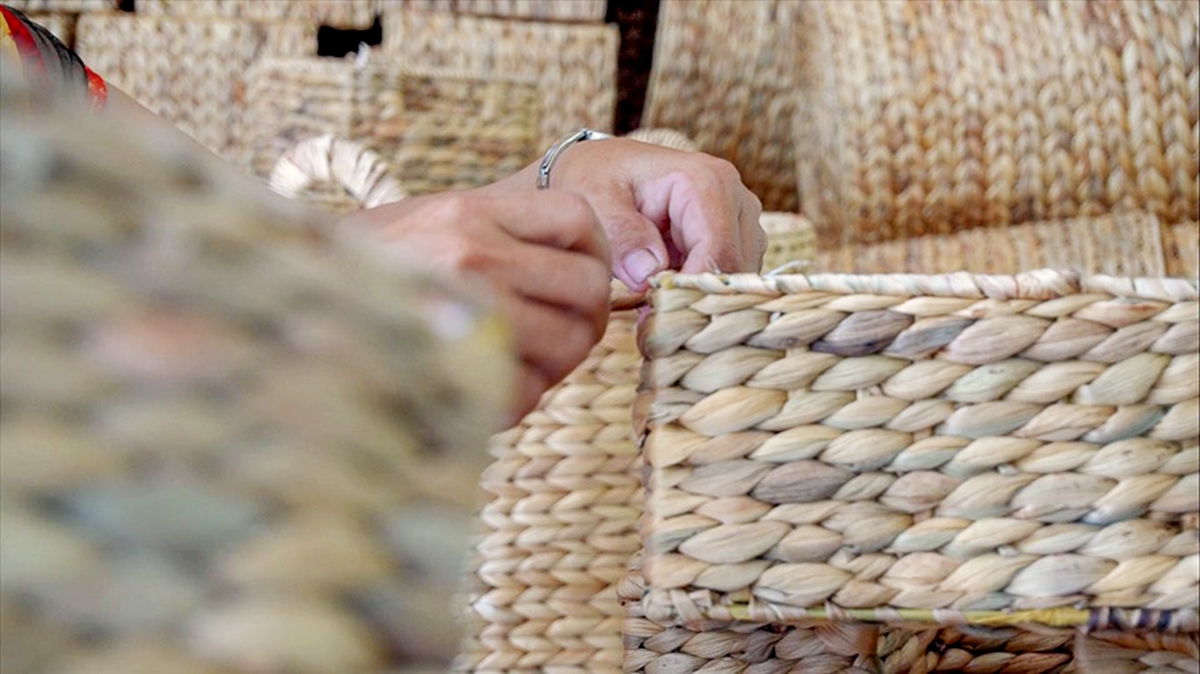 Cùng với nông nghiệp, xã Phú Mỹ chủ động đẩy mạnh dạy nghề tiểu thủ công truyền thống (Ảnh TL).