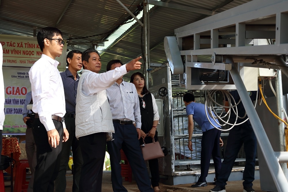 Liên minh HTX tỉnh Khánh Hòa hỗ trợ máy móc cho HTX Vĩnh Ngọc để phục vụ mở rộng sản xuất theo hướng bền vững.