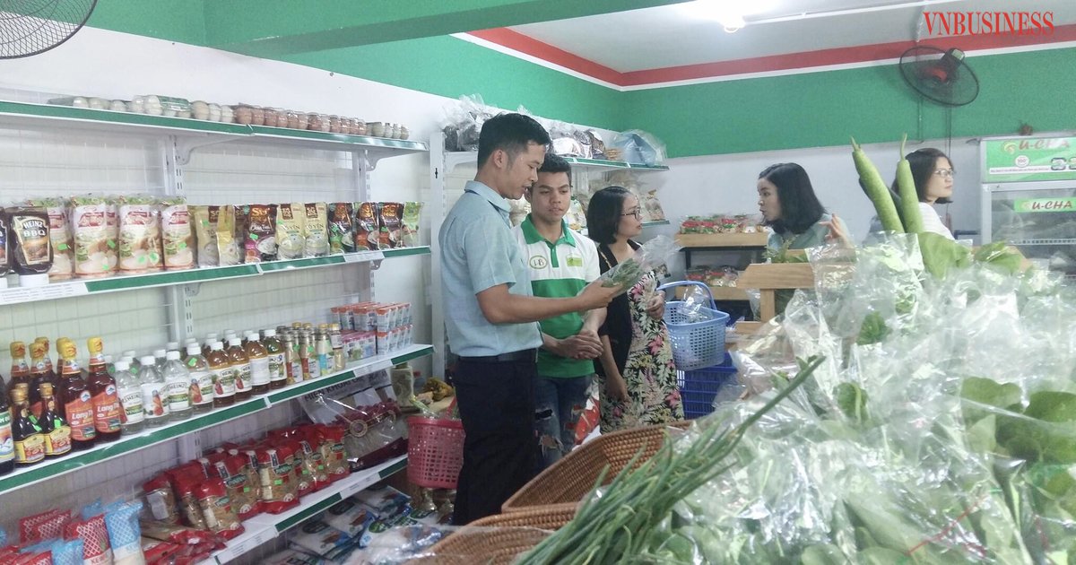 Người dân tham quan, mua sắm tại cửa hàng thực phẩm an toàn Hà Đông của HTX Hòa Bình