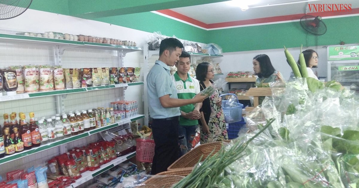 Người dân tham quan, mua sắm tại cửa hàng thực phẩm an toàn Hà Đông của HTX Hòa Bình