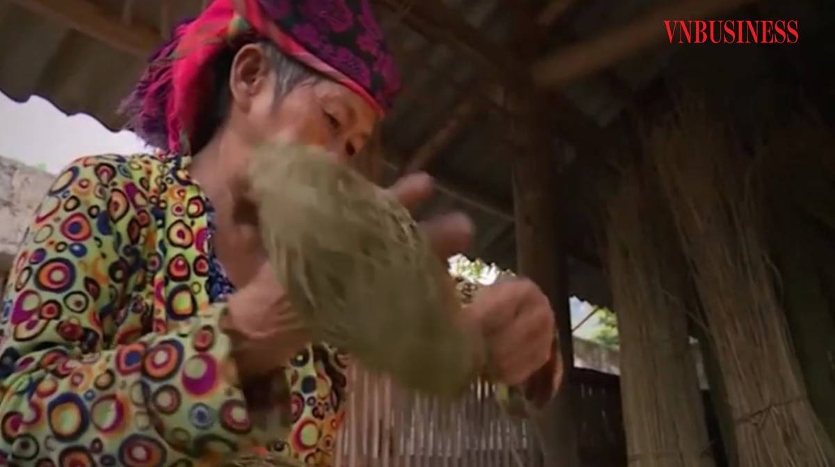 Người Mông ở Lào Cai vừa làm khâu dệt truyền thống, vừa trình diễn cho du khách đến tham quan hoặc mua sản phẩm