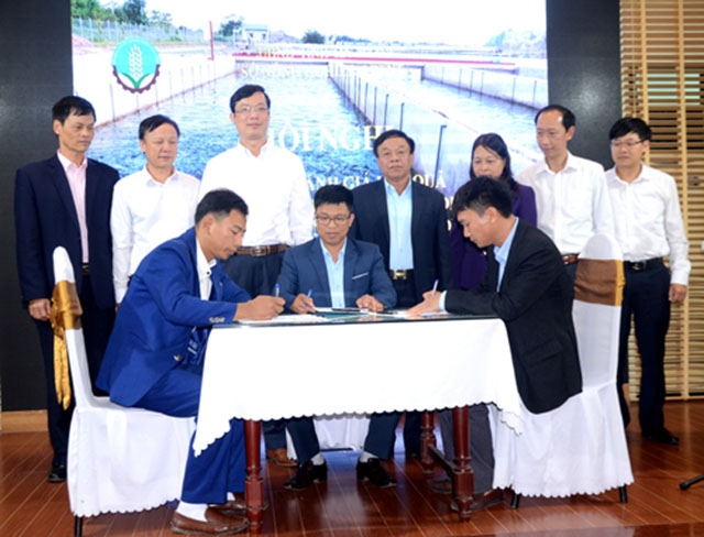 Đại diện một số HTX nuôi trồng thủy sản trên địa bàn tỉnh Hà Nam ký kết hợp đồng tiêu thụ sản phẩm với HTX Xuyên Việt (Hải Dương).