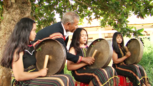 Các em gái dân tộc Êđê tham gia lớp học cồng chiêng ở huyện Cư Kuin (Ảnh: TL)