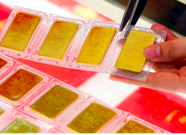 Giá vàng SJC bán ra tại các cửa hàng giảm về sát mốc 57 triệu/lượng.