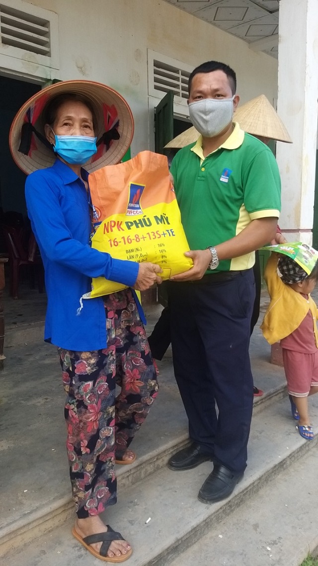 Tặng phân bón Phú Mỹ cho bà con nông dân