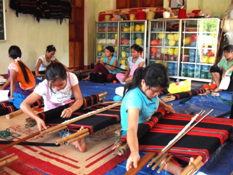 HTX dệt thổ cẩm Khmer Văn Giáo tổ chức các lớp nâng cao tay nghề dệt thổ cẩm cho chị em phụ nữ nghèo trong xã Văn Giáo.