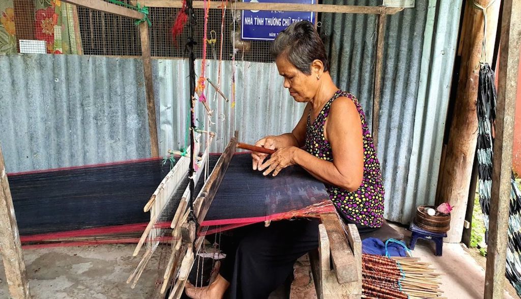 Khôi phục nghề dệt thổ cẩm truyền thống giúp giảm nghèo cho bà con Khmer ở ấp Srây Skốth thuộc xã Văn Giáo.