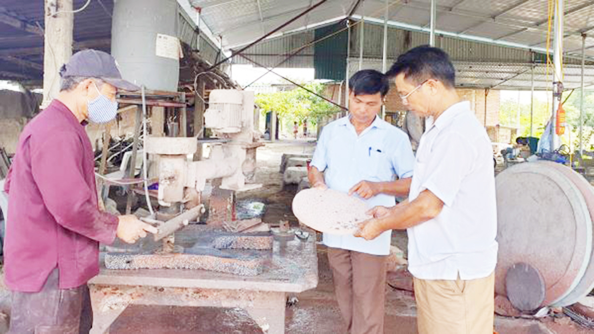 Tay nghề vững vàng giúp người dân ổn định công việc, không chịu tác động quá mạnh từ đại dịch Covid-19. (Ảnh TL).