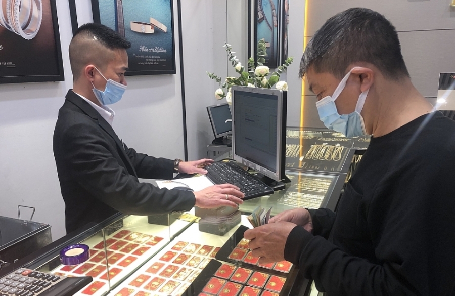 Giá vàng trong nước giảm nhưng vẫn ở mức cao.