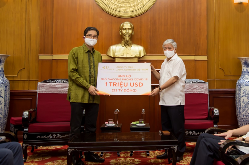 Ông Arif Widjaja - Tổng giám đốc Japfa Comfeed Việt Nam (trái) trao số tiền 1 triệu USD đóng góp vào Quỹ vaccine phòng chống COVID-19 cho ông Đỗ Văn Chiến - Chủ tịch Ủy ban Trung ương MTTQ Việt Nam.