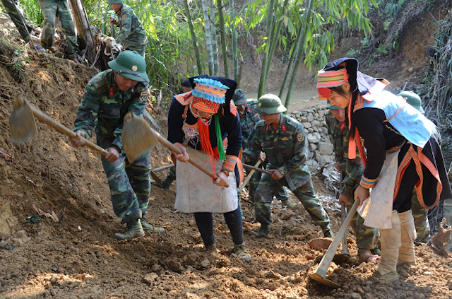 Không chỉ chú trọng phát triển kinh tế, huyện còn quan tâm đến xây dựng hạ tầng giao thông để bà con đi lại, giao thương thuận tiện