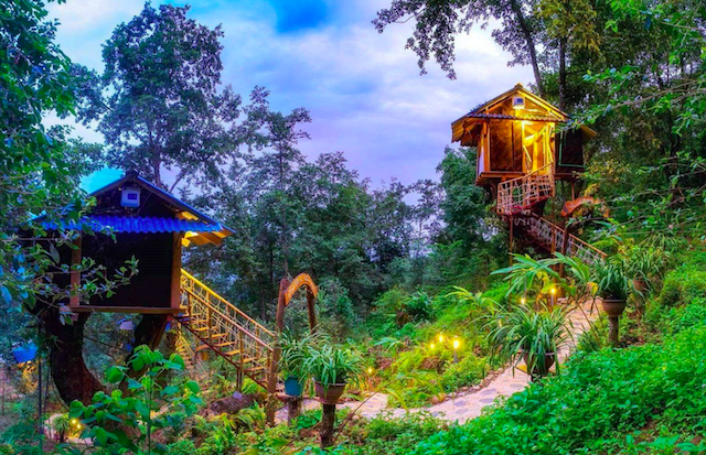 Để thu hút được khách du lịch, người Mông ở Sin Suối Hồ hầu như để cảnh quan tự nhiên, gần gũi với thiên nhiên, đặc biệt chú trọng đến Bản 5 không