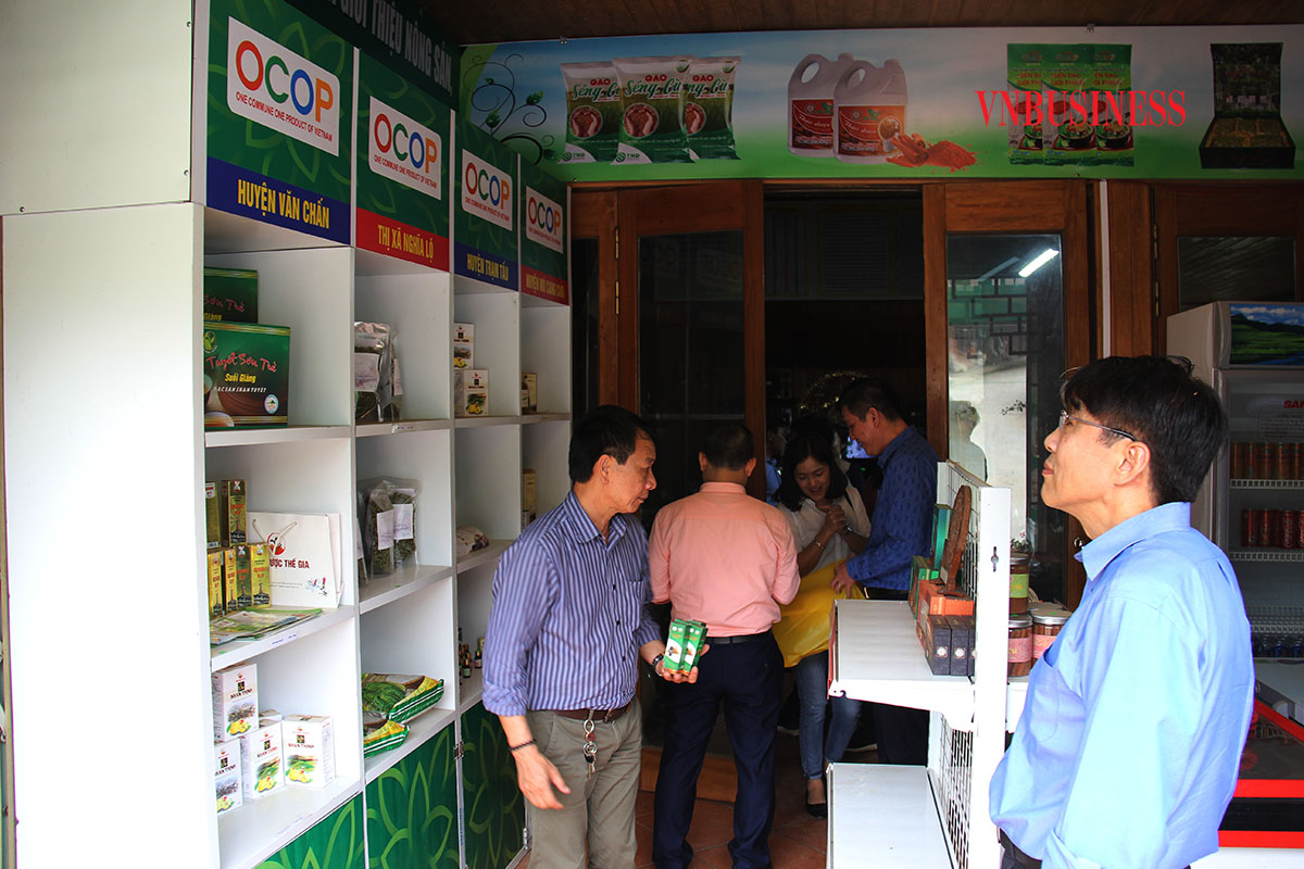 Gian hàng giới thiệu sản phẩm OCOP của tỉnh Yên Bái thu hút đông đảo khách hàng đến mua sắm.