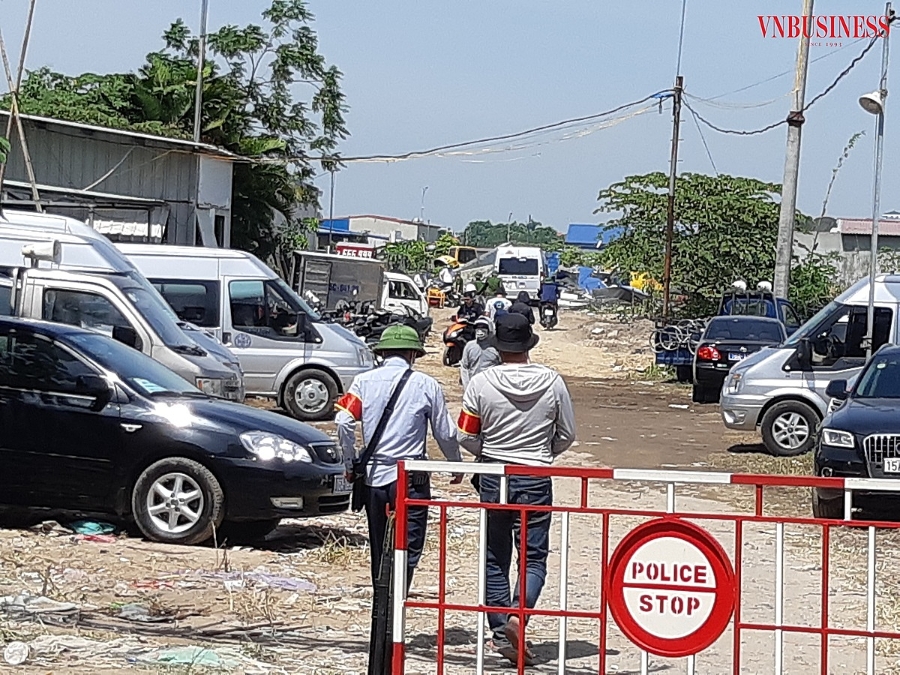 Khoảng 1000 người và hàng trăm phương tiện được huy động để tham gia buổi cưỡng chế.