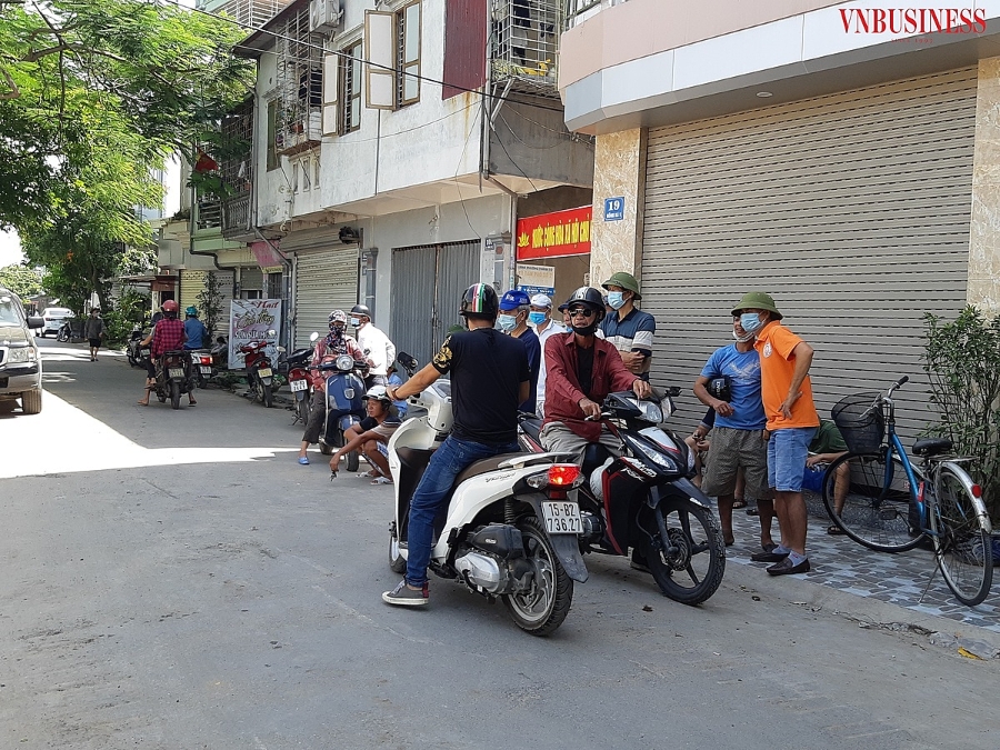 Ngay từ sáng, nhiều người dân đã tập trung tại gần khu đất để theo dõi buổi cưỡng chế.