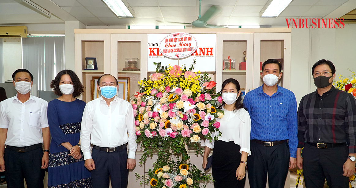 Thay mặt Đảng đoàn, Thường trực Liên minh HTX Việt Nam, Chủ tịch Nguyễn Ngọc Bảo tặng hoa chúc mừng Tạp chí Kinh Doanh nhân kỷ niệm 96 năm Ngày Báo chí Cách mạng Việt Nam.