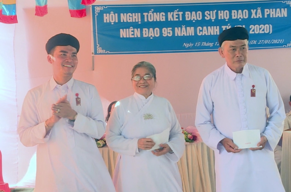 Các cá nhân, tập thể trong họ đạo Cao Đài xã Phan (huyện Dương Minh Châu) được tuyên dương trong các hoạt động từ thiện nhân đạo.