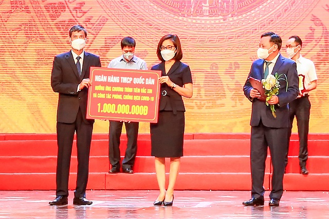 Bà Lê Kim Chi – Phó Tổng Giám đốc NCB trao số tiền 1 tỷ đồng cho Quỹ tiêm Vắc xin và phòng chống Covid-19 TP. Hà Nội