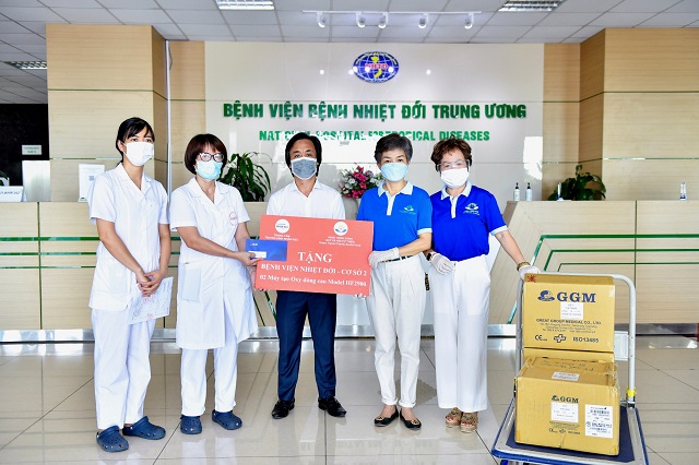 Bà Trần Hải Anh – Chủ tịch Quỹ Hành Trình Xanh tặng 02 máy tạo oxy cho bệnh viện nhiệt đới Trung ương ngày 17/6/2021