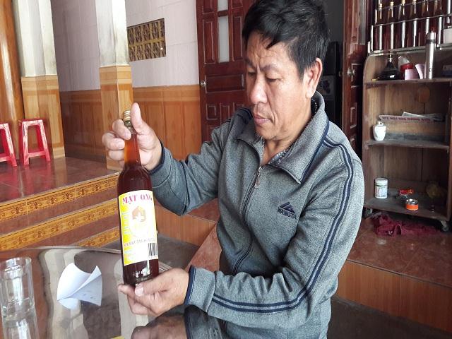 Ông Dương Hữu Thọ, Giám đốc HTX Mật ong Hương Bưởi giới thiệu sản phẩm.