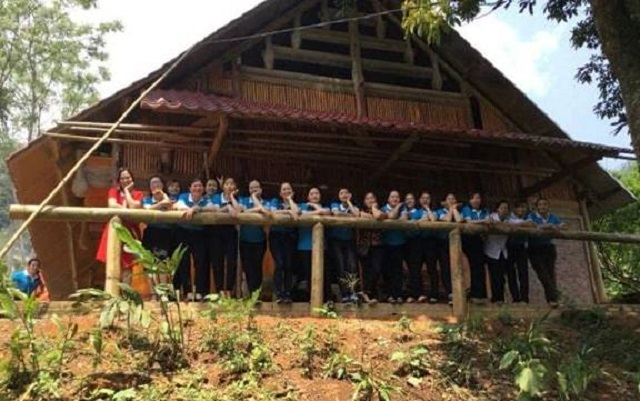 Du khách đến thăm mô hình ngâm tắm lá thuốc nam gắn với du lịch cộng đồng của người Dao đỏ tại thôn Sải Duần. (Ảnh:TL).