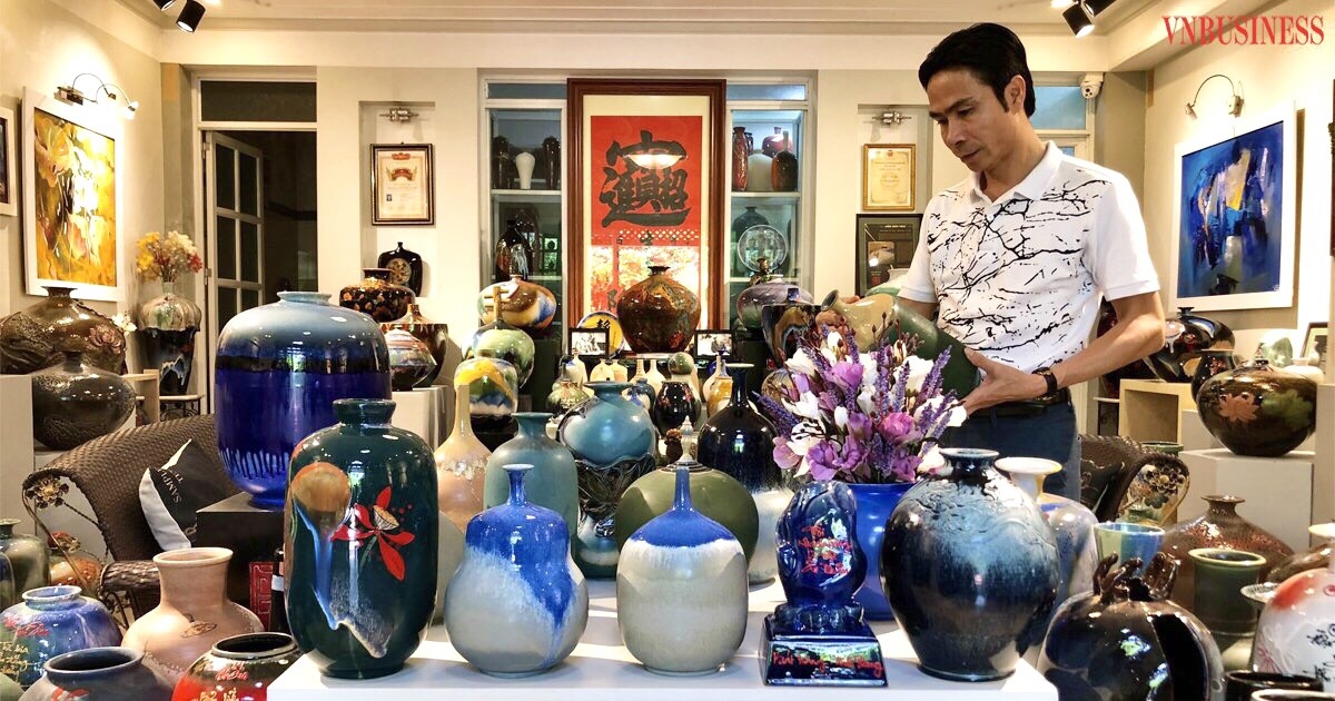 Giám đốc HTX Tân Thịnh giới thiệu bộ sản phẩm gốm sứ men suối ngọc vinh dự nhận được danh hiệu sản phẩm OCOP 4 sao