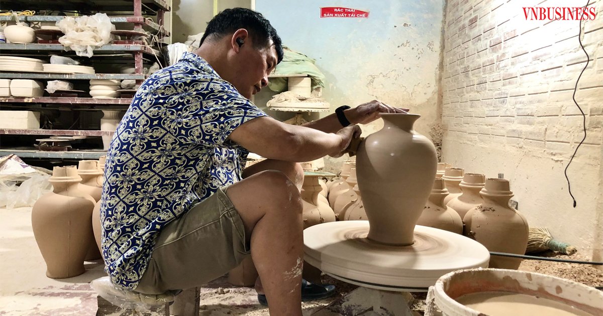 Đôi bàn tay khéo léo của thợ gốm làng nghề gốm sứ Bát Tràng.