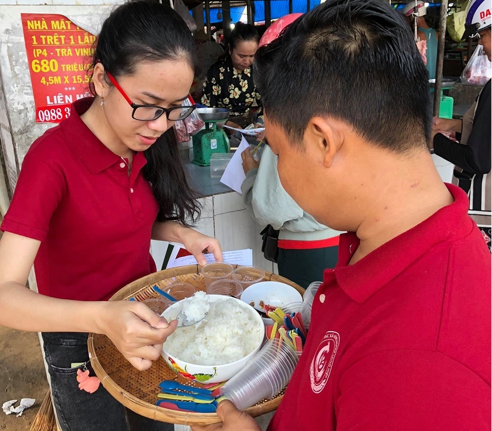 HTX Long Hiệp nấu cơm cho người dân dùng thử để tiếp cận khách hàng.