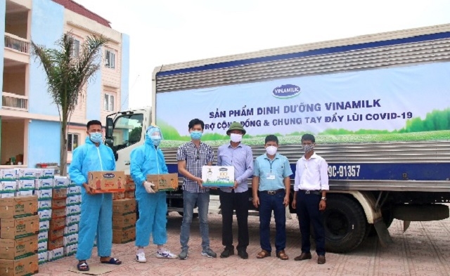 Tính đến nay, Vinamilk đã dành ra hơn 85 tỷ đồng gồm tiền mặt và sản phẩm để hỗ trợ cộng đồng, tiếp sức tiếp đầu và đồng hành cùng Chính phủ chống dịch.