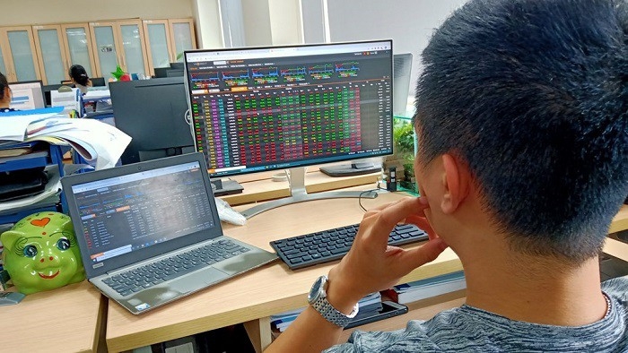 Nhiều cổ phiếu cảng biển đang trong tình trạng chết lâm sàng bỗng dưng tăng trần liên tiếp sau cơn bão giá cước vận tải.