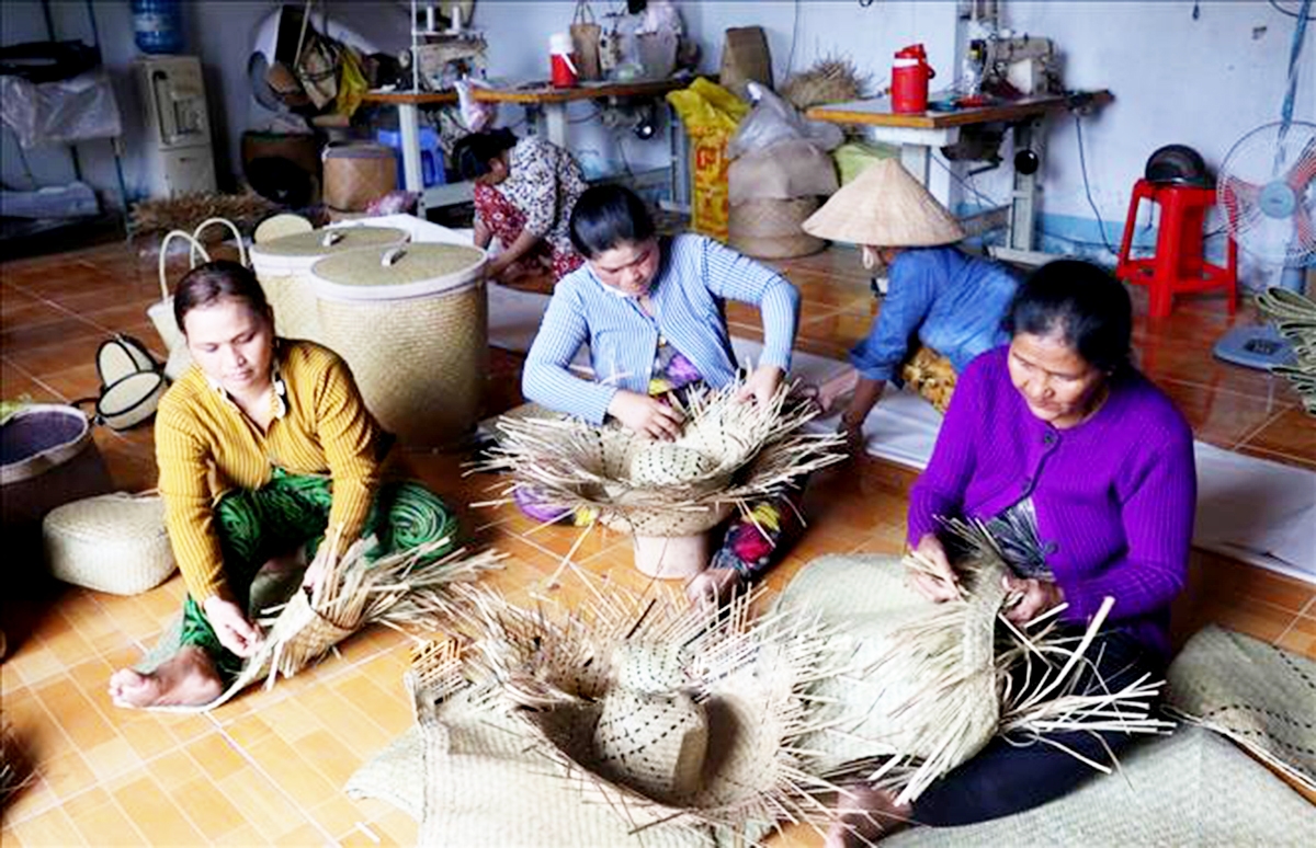 Các nghề phụ đang dần được phát triển trở thành nghề toàn thời gian, cho thu nhập ổn định ở Giồng Riềng.