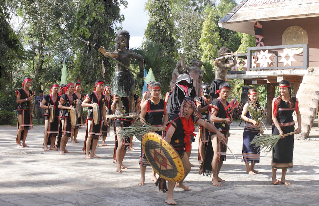 Làng Đăk Rô Gia ở xã Đăk Trăm đang bảo tồn tốt văn hóa truyền thống.