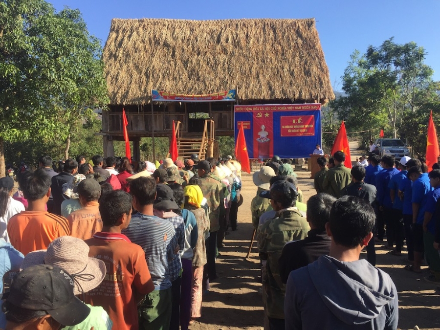 Đông đảo bà con dân tộc thiểu số ở xã Đăk Rơ Nga tích cực tham gia phong trào xây dựng nông thôn mới.