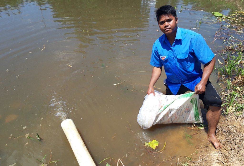 Anh A Kam, Tổ trưởng Tổ hợp tác nuôi cá nước ngọt” tại thôn Kon Tu Dốp I, xã Pô Kô.