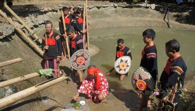 Già làng thực hiện Lễ cúng bến nước tại bến nước. (Ảnh:TL).