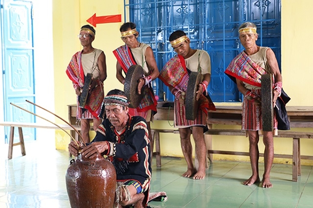 Người dân thôn Buôn Đung tập luyện nội dung tái hiện lễ cúng bến nước. (Ảnh:TL).