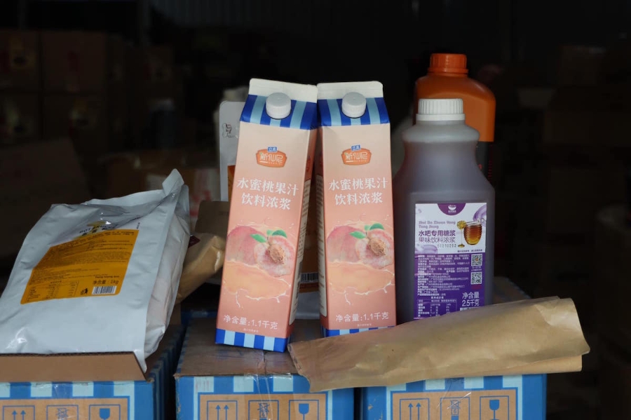 Hàng hoá tại cơ sở chủ yếu là nguyên liệu chế biến đồ uống, đặc biệt là nguyên liệu chế biến trà sữa.