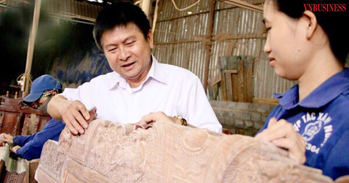 Nghệ nhân ưu tú Nguyễn Văn Quyến hướng dẫn, đào tạo nghề cho các thành viên.