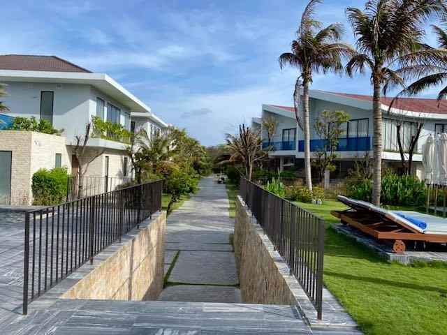 Nguồn cung thị trường BĐS nghỉ dưỡng hạn chế, kéo theo đó là nguồn cầu cũng thấp. Ngoài ra, nhiều chủ khách sạn, shophouse tại các thành phố biển đang rao bán cắt lỗ. Điều này là do tác động của đại dịch Covid-19.